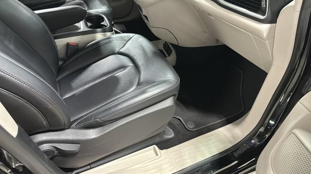 Used 2024 Chrysler Pacifica Touring-L FWD image 28
