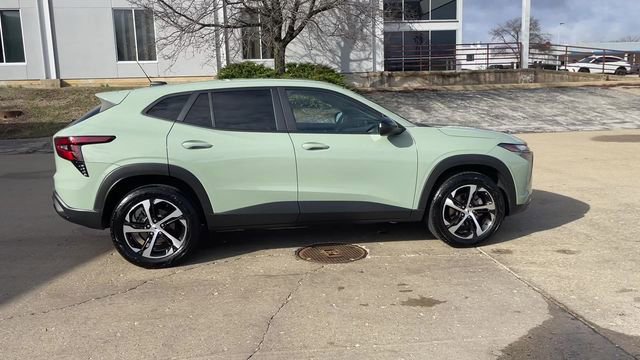 Used 2024 Chevrolet Trax RS w/ Sunroof Package image 9