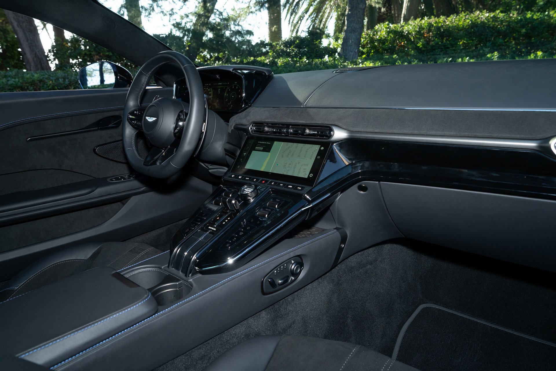 Used 2025 Aston Martin V8 Vantage Coupe image 15