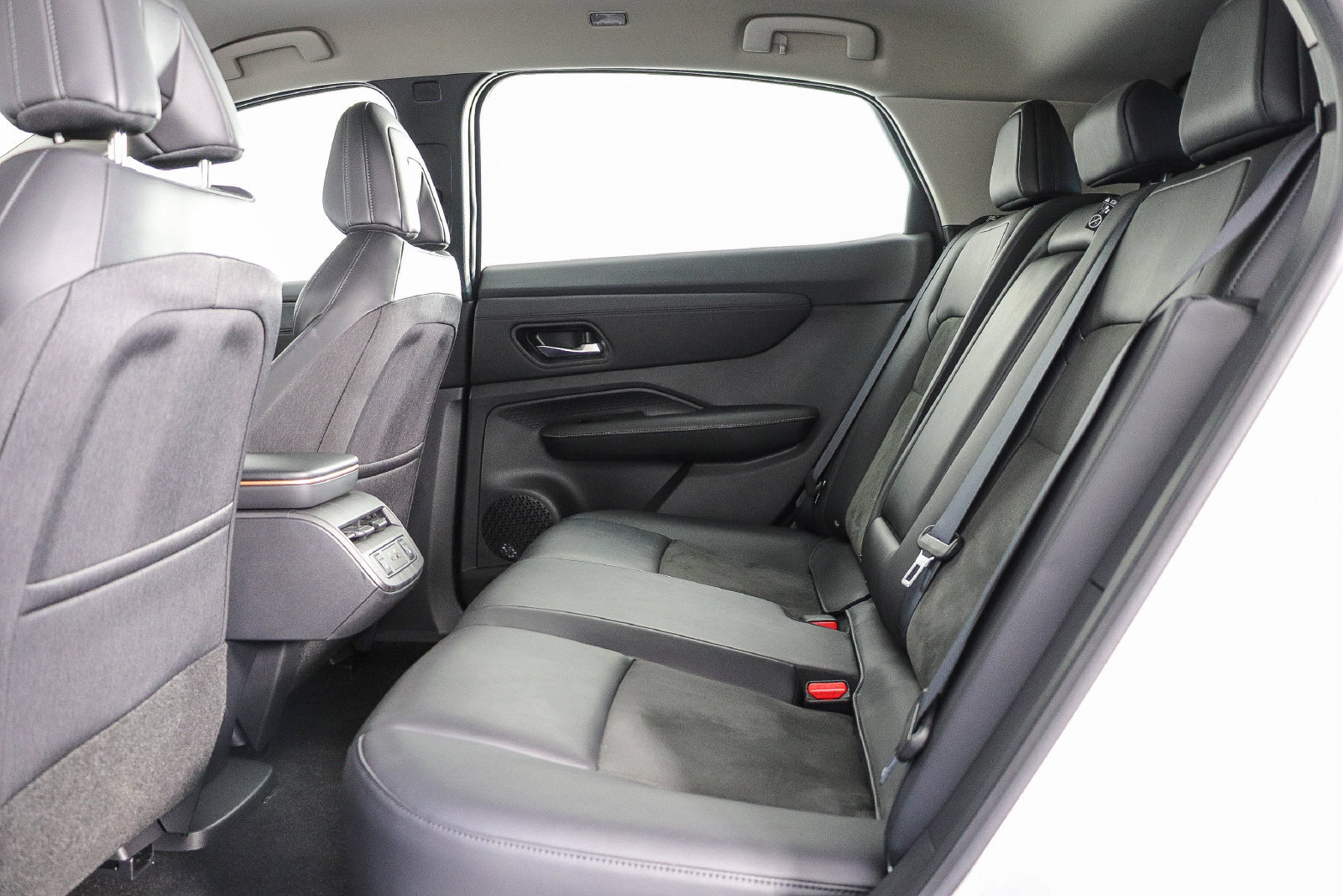 Used 2024 Nissan Ariya FWD image 19