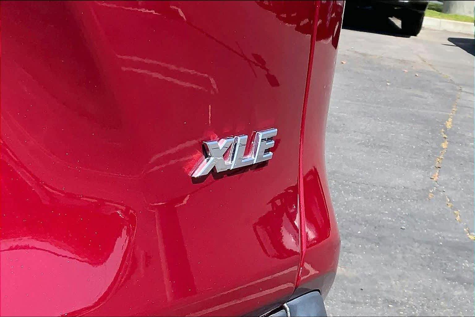 Used 2019 Toyota RAV4 XLE w/ Convenience Package FWD image 9