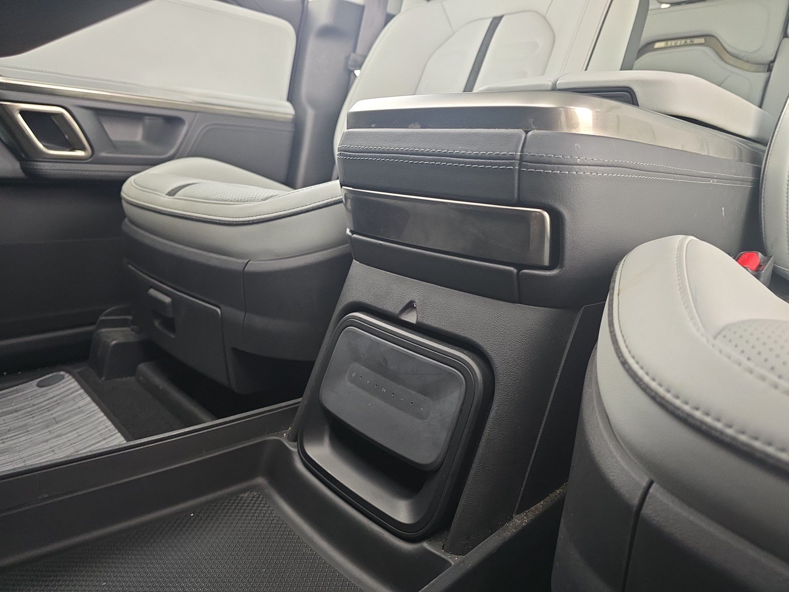 Used 2023 Rivian R1S Adventure AWD/4WD image 33