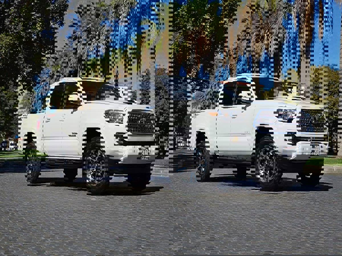 Used 2017 Toyota Tacoma TRD Sport w/ Tow Package image 2