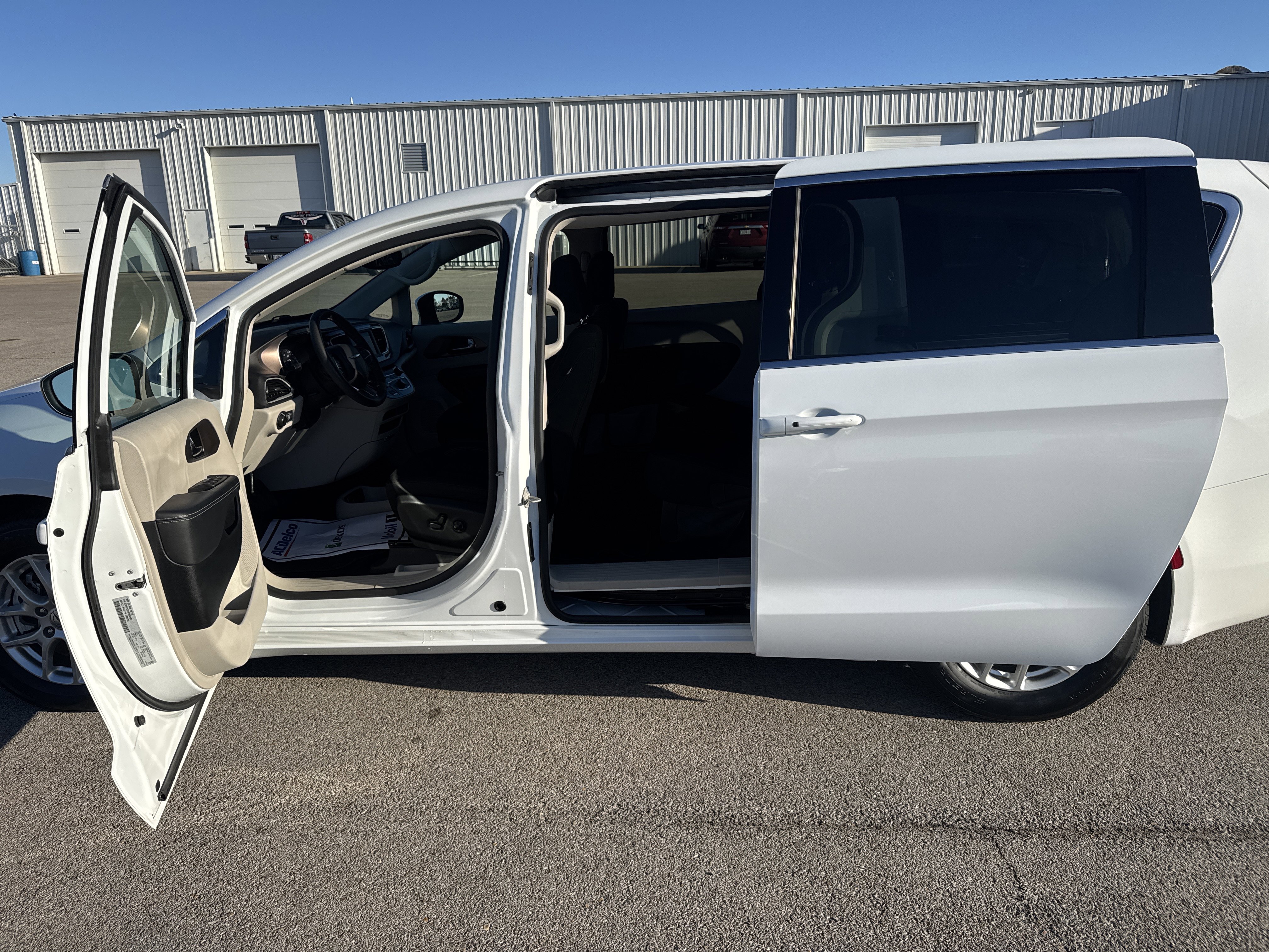 Used 2023 Chrysler Voyager LX image 14