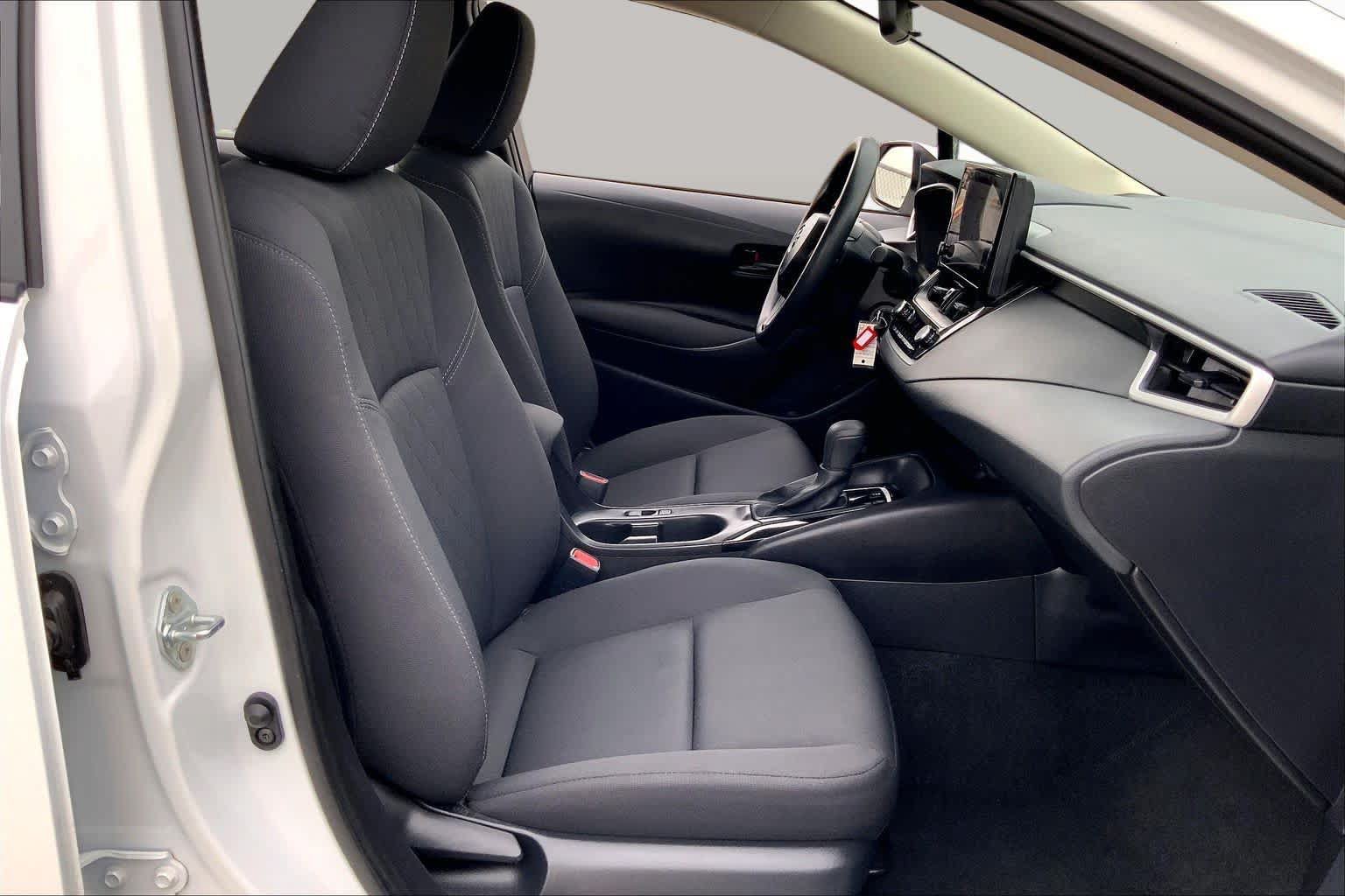 Used 2025 Toyota Corolla LE FWD image 9