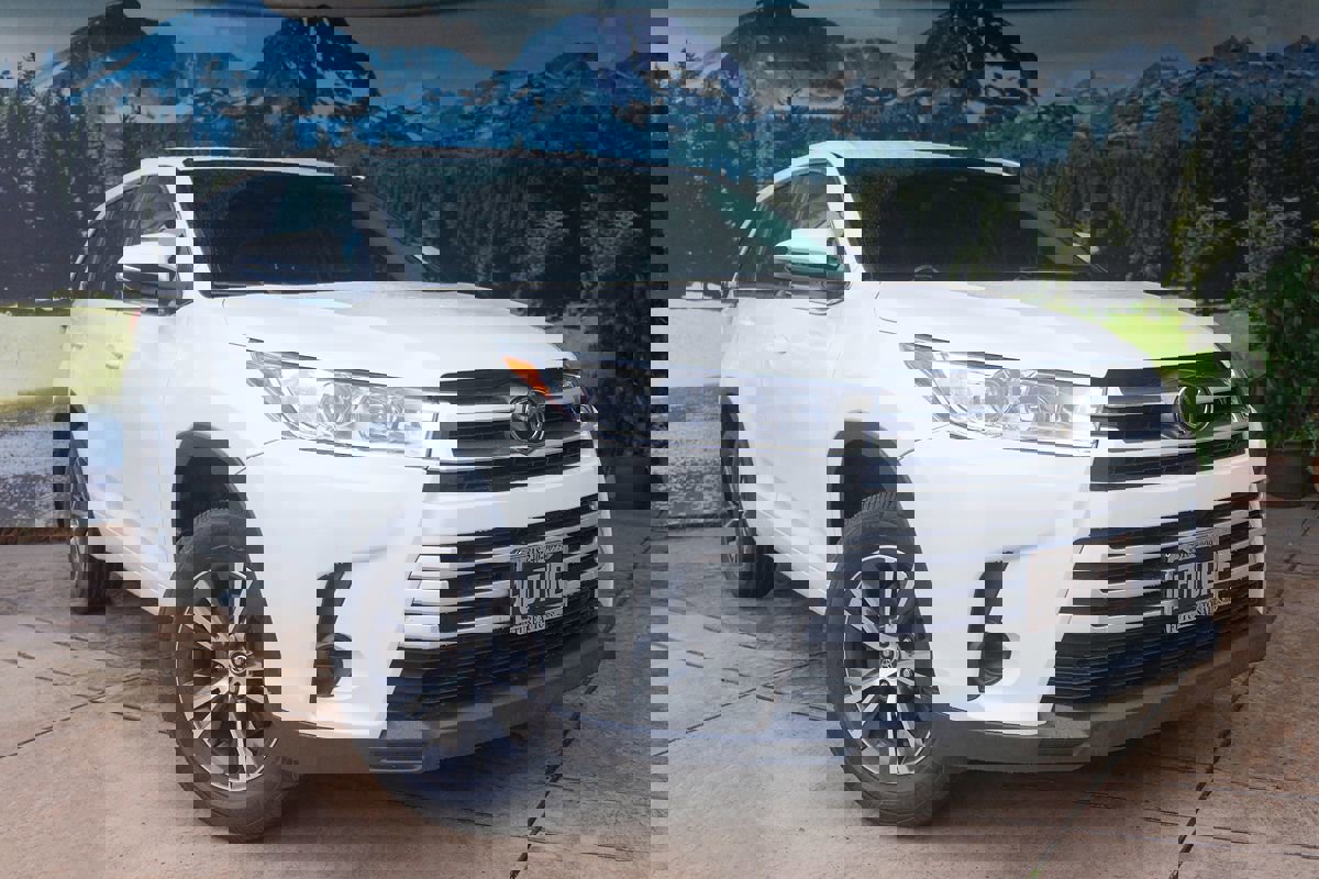 Used 2017 Toyota Highlander LE image 3