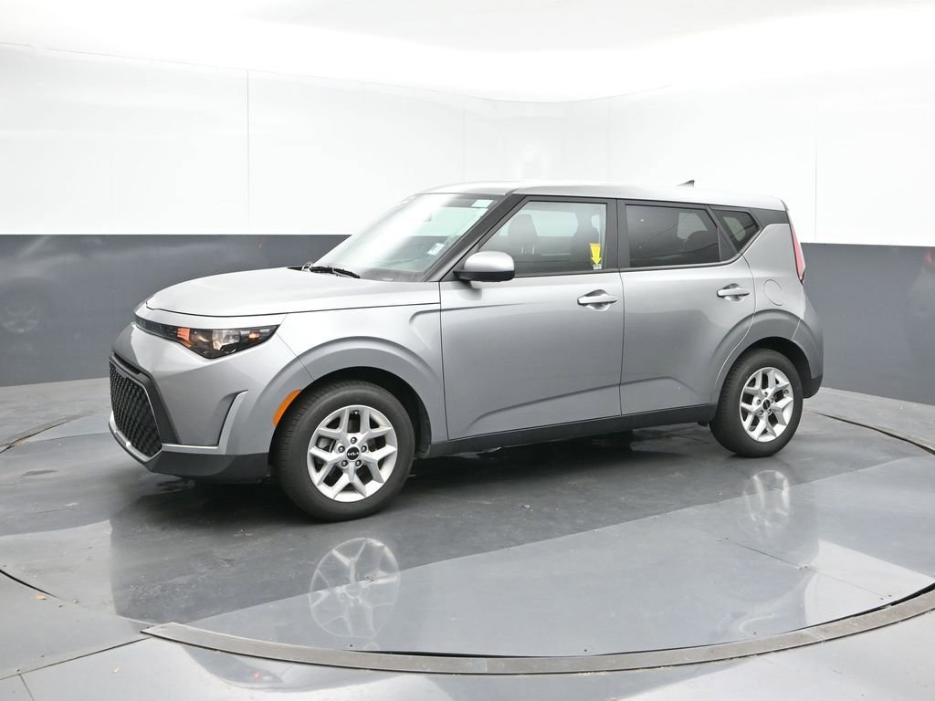 Used 2025 Kia Soul LX w/ LX Technology Package image 2