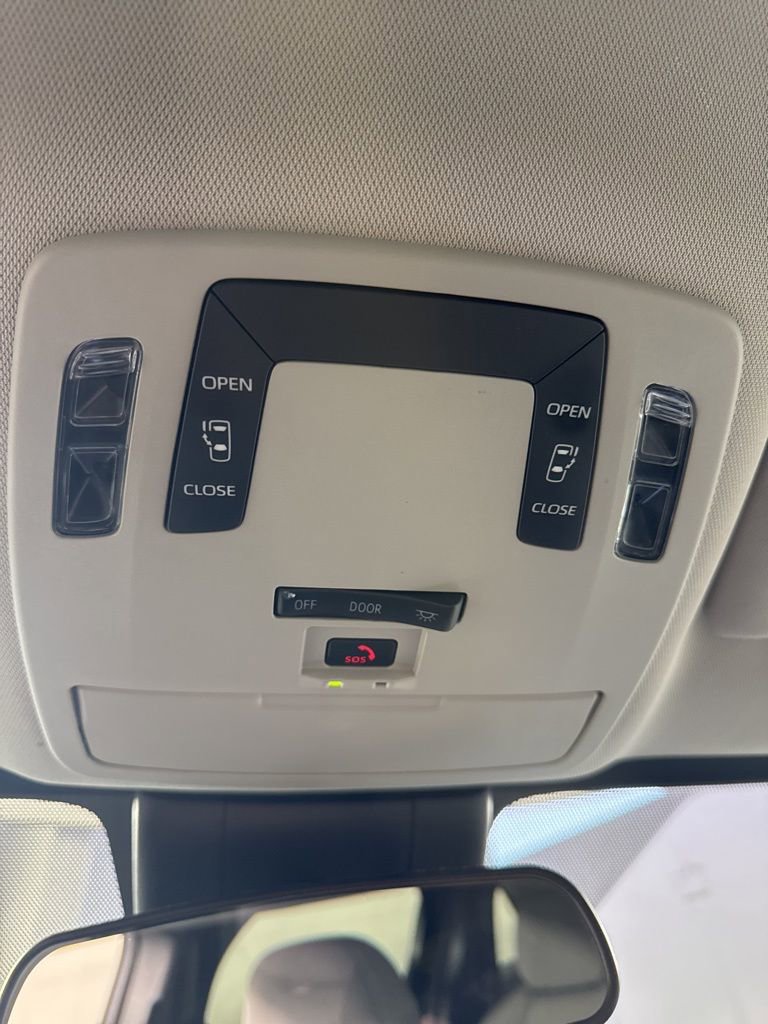 Used 2025 Toyota Sienna LE image 27