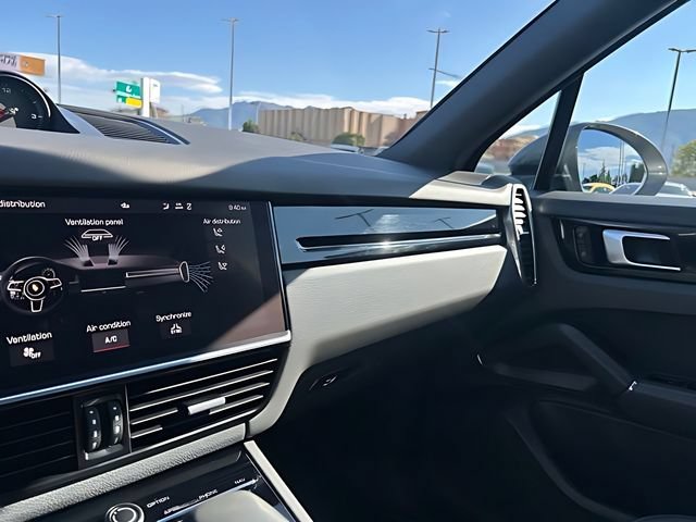 Used 2021 Porsche Cayenne AWD/4WD image 30