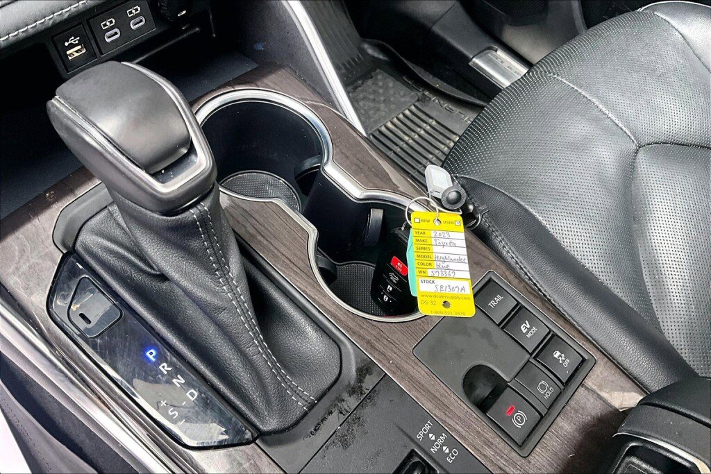 Used 2023 Toyota Highlander Limited image 19