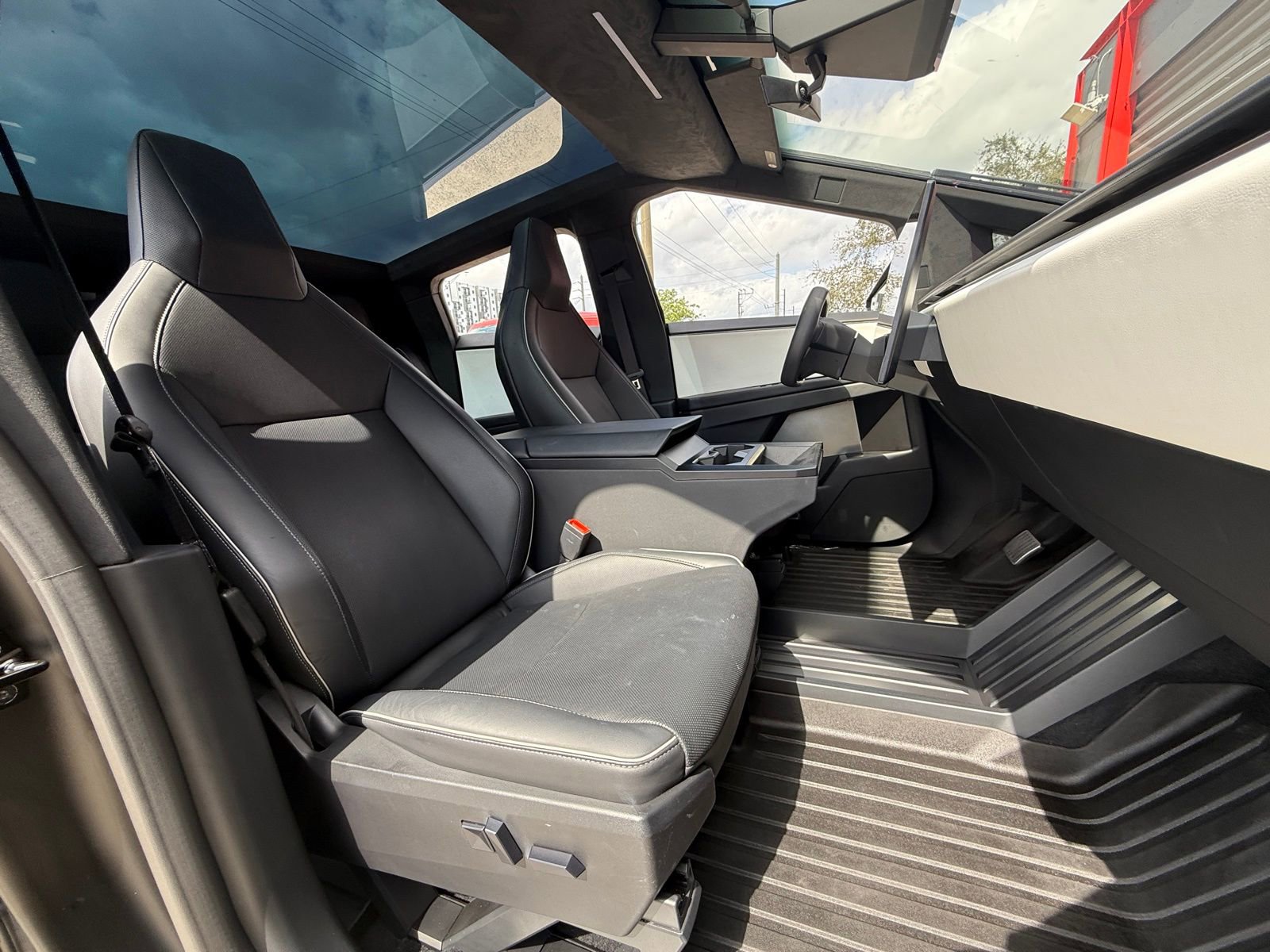 Used 2024 Tesla Cybertruck AWD Crew Cab image 19
