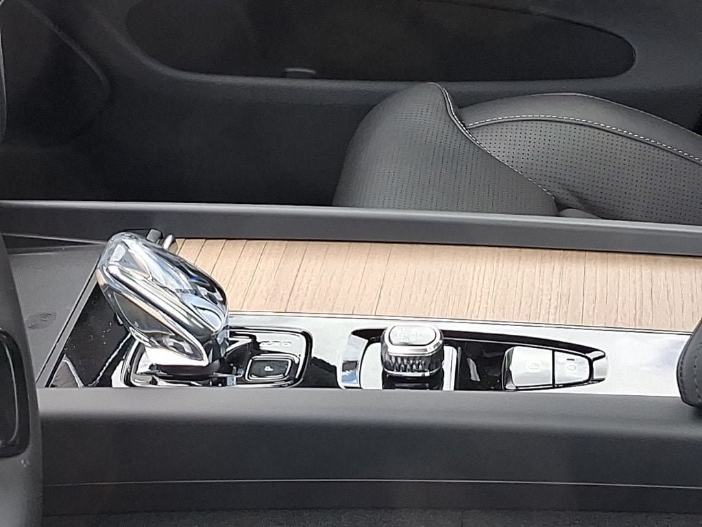 New 2026 Volvo XC60 T8 Ultra w/ Protection Package Premier AWD/4WD image 9