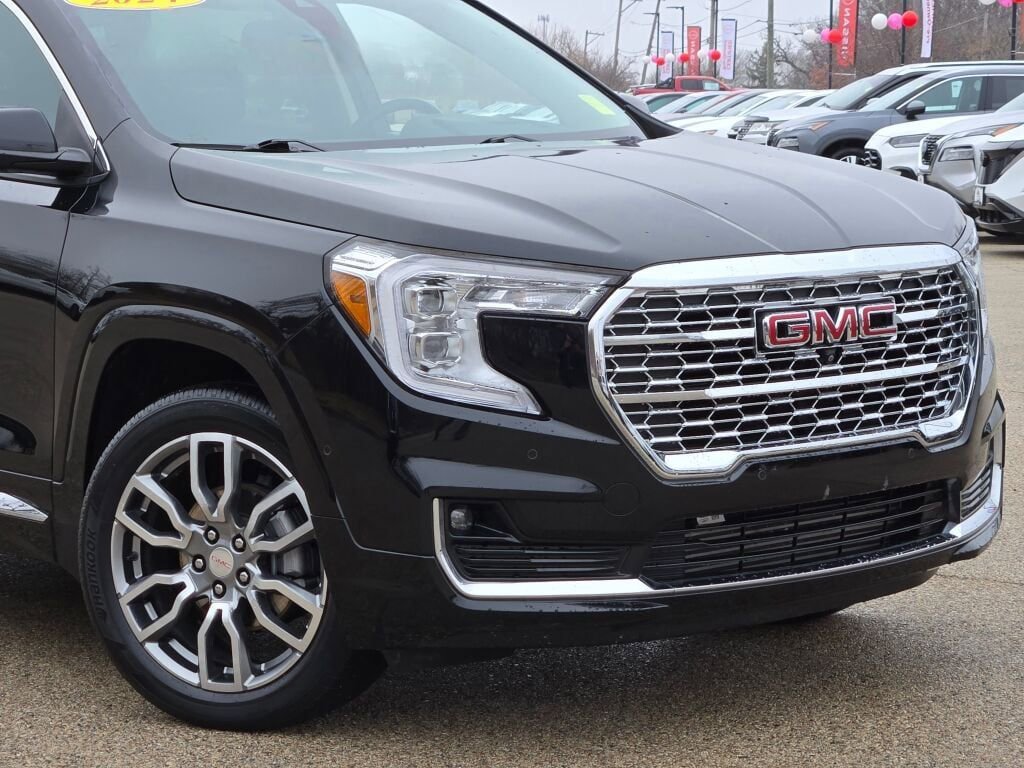 Used 2024 GMC Terrain Denali w/ Denali Premium Package image 2