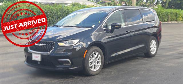 Used 2023 Chrysler Pacifica Touring-L FWD image 2