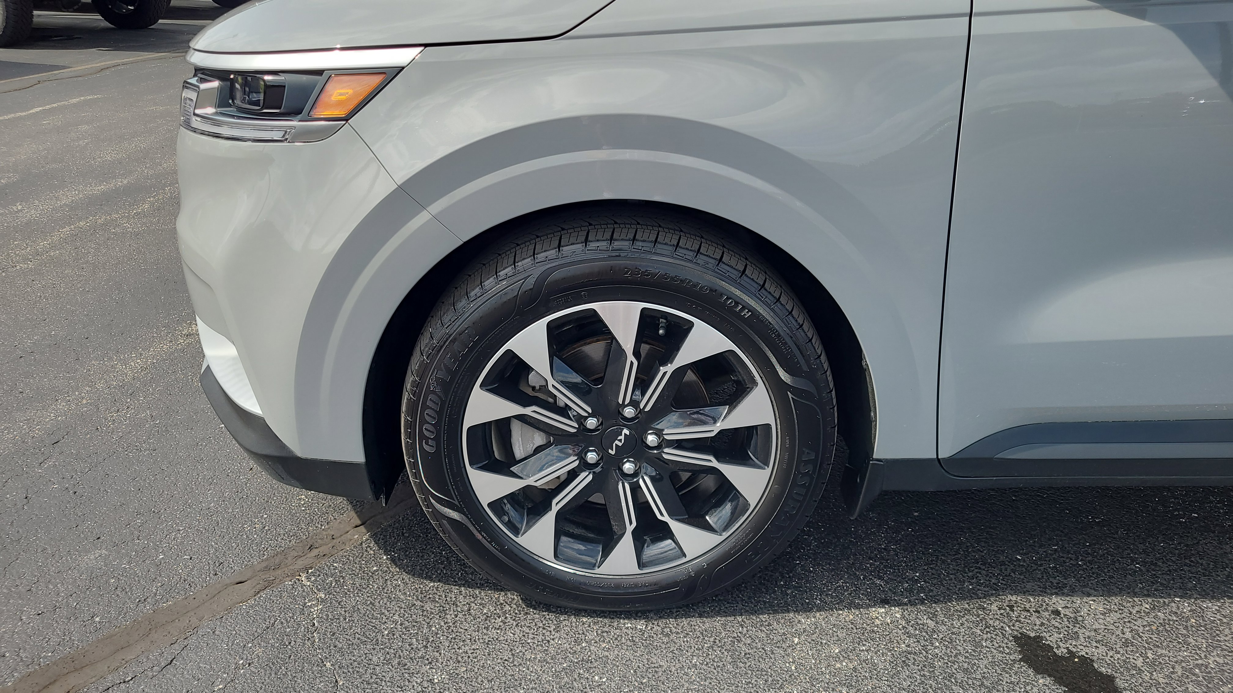 Used 2024 Kia Carnival EX image 26