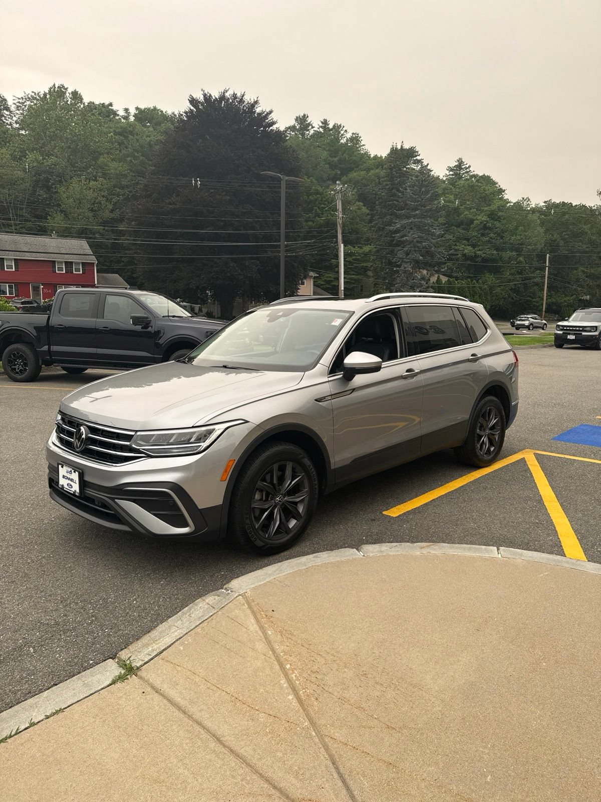 Used 2023 Volkswagen Tiguan SE w/ Panoramic Sunroof Package AWD/4WD image 4