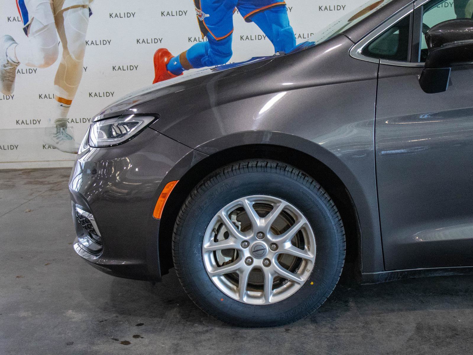 Used 2023 Chrysler Pacifica Touring-L FWD image 15
