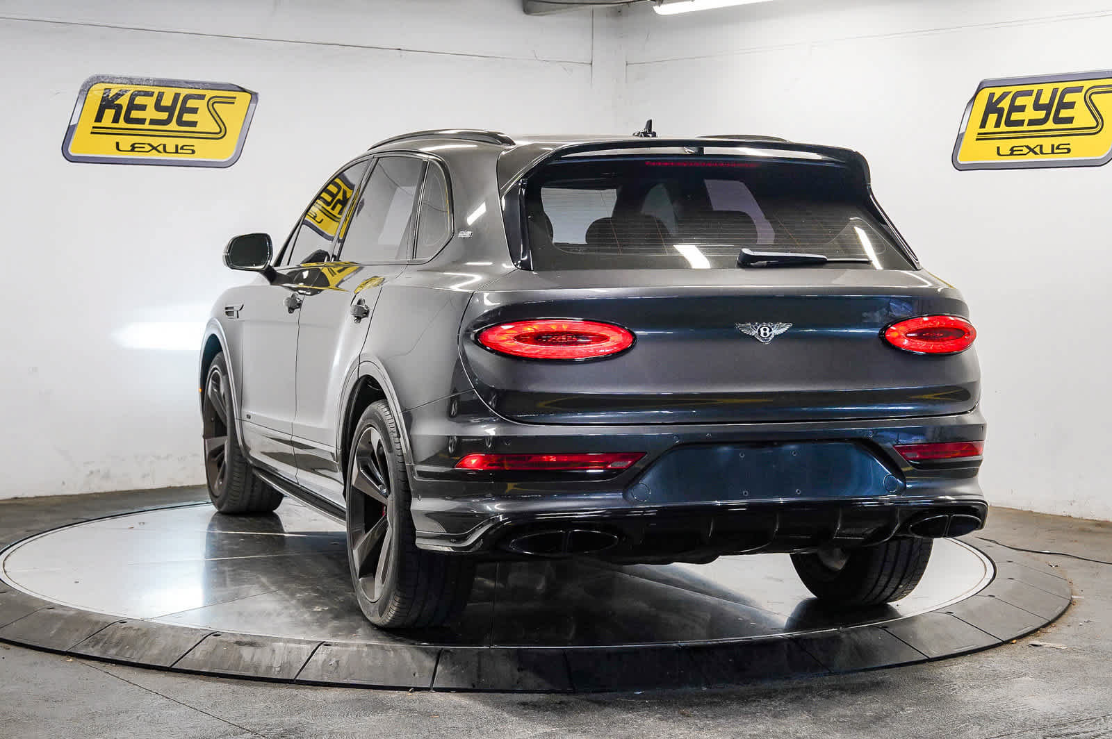 Used 2021 Bentley Bentayga AWD/4WD image 2