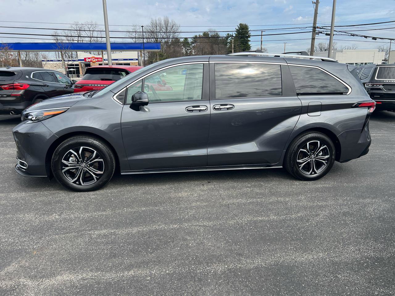 Used 2025 Toyota Sienna Platinum image 8