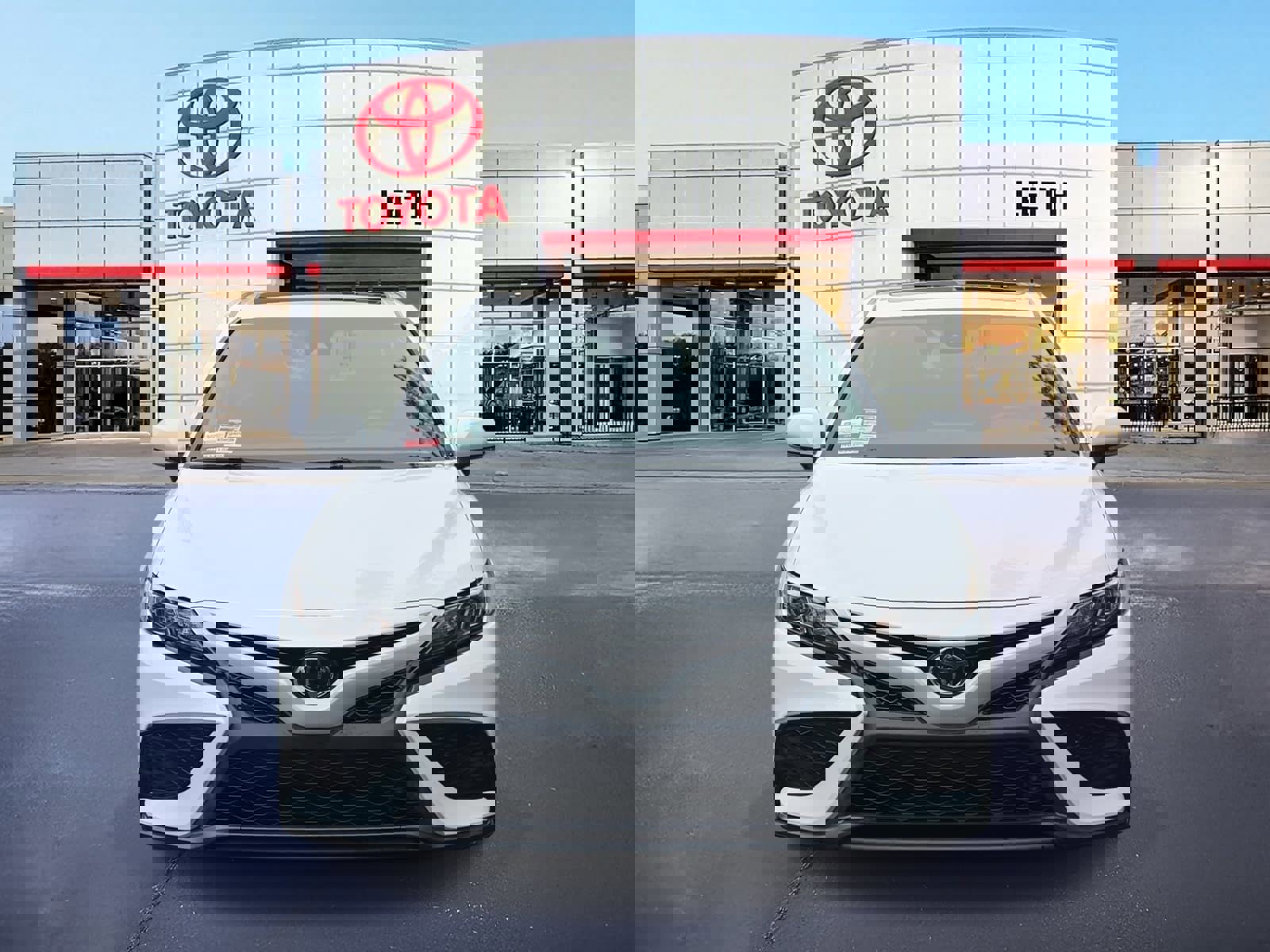 Certified 2022 Toyota Camry SE w/ Convenience Package image 2