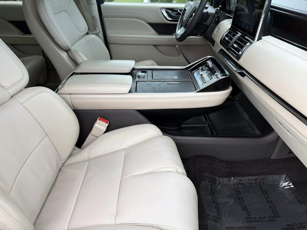 Used 2021 Lincoln Navigator 2WD image 11