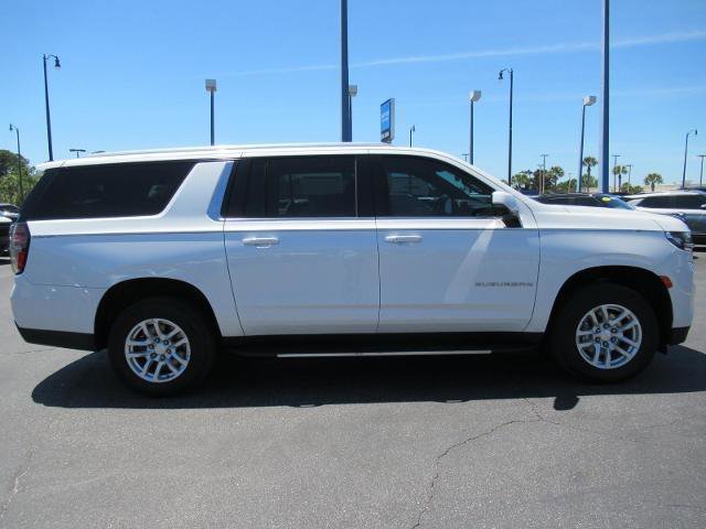 Certified 2022 Chevrolet Suburban LT w/ Luxury Package AWD/4WD image 4