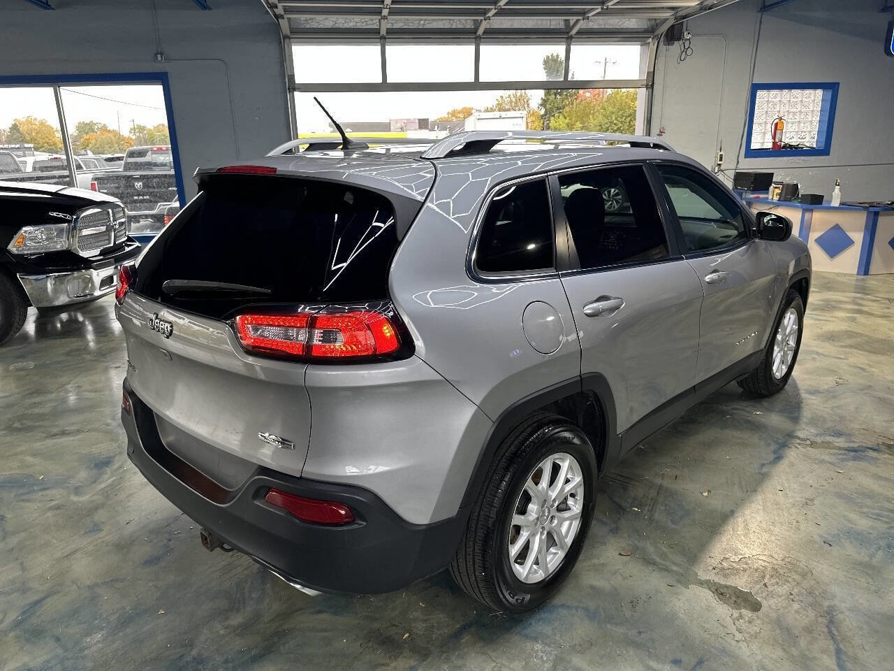 Used 2015 Jeep Cherokee Latitude w/ Comfort/Convenience Group image 10