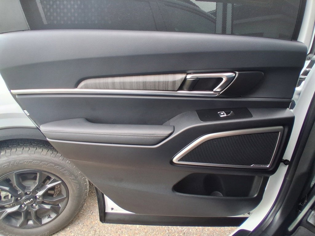 Used 2023 Kia Telluride EX w/ EX Captain's Chair Package image 19
