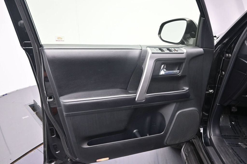 Used 2016 Toyota 4Runner SR5 AWD/4WD image 18