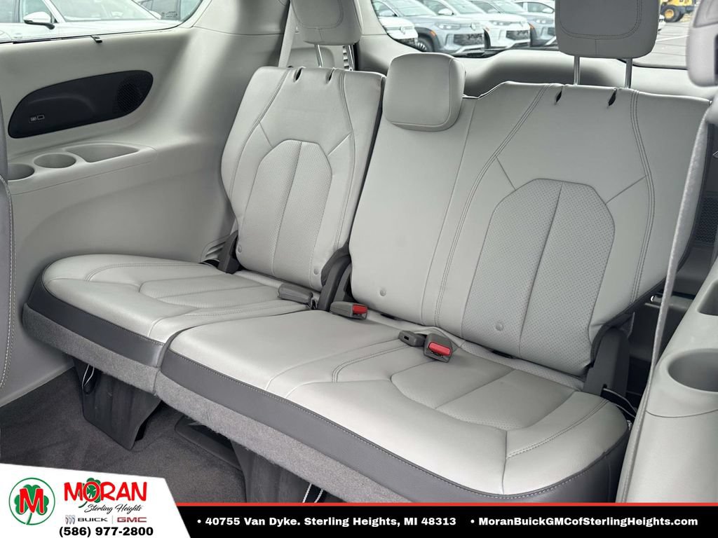 Used 2017 Chrysler Pacifica Touring-L Plus FWD image 9