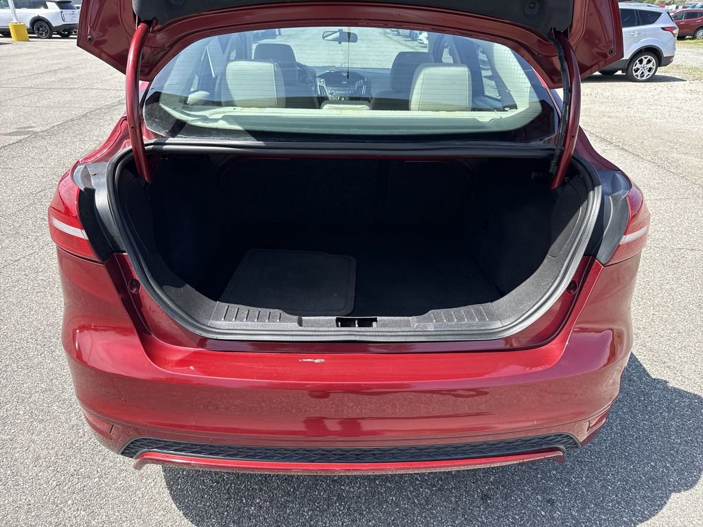 Used 2015 Ford Focus SE w/ SE Sport Package FWD image 19