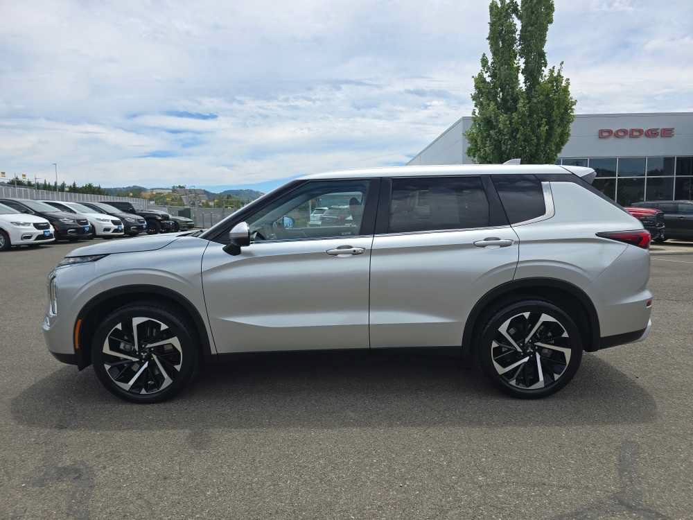 Used 2024 Mitsubishi Outlander SE AWD/4WD image 2