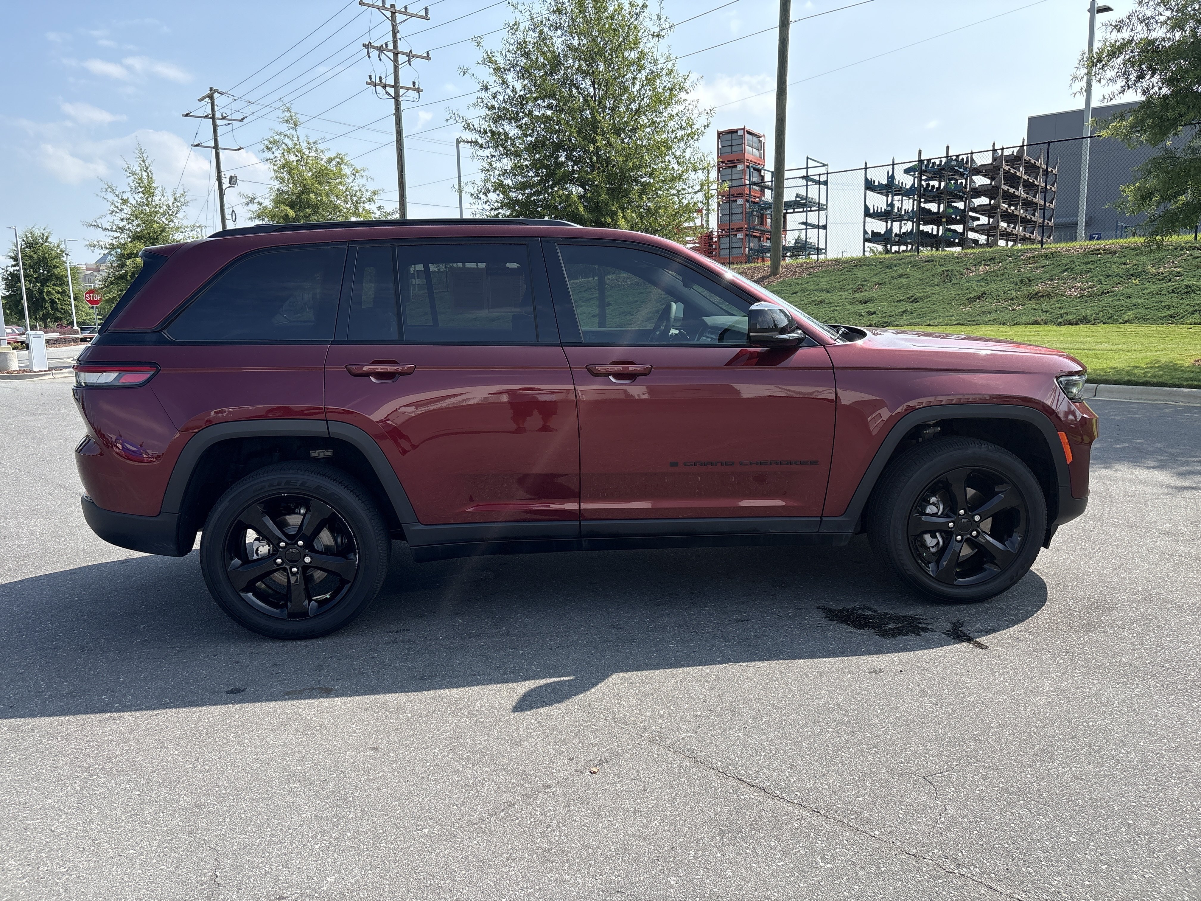 Used 2023 Jeep Grand Cherokee Altitude RWD image 10