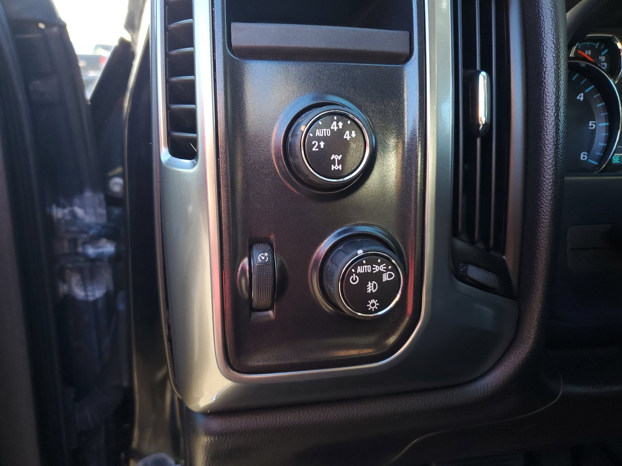 Used 2015 Chevrolet Silverado 1500 LT w/ LT Convenience Package AWD/4WD image 16