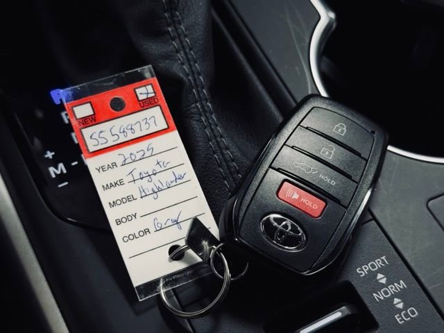 Used 2025 Toyota Highlander XLE image 38