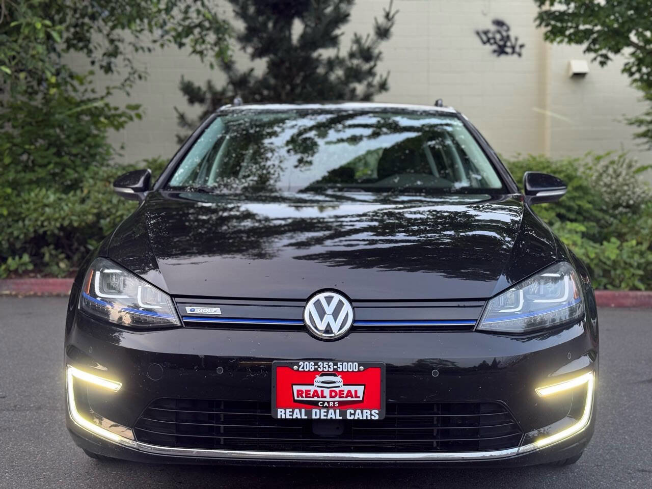 Used 2016 Volkswagen e-Golf SEL Premium w/ Driver Assistance Package image 3