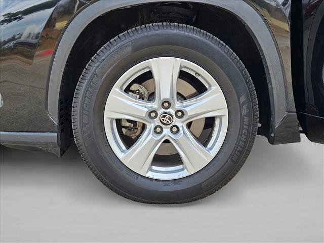 Used 2023 Toyota Highlander LE image 25