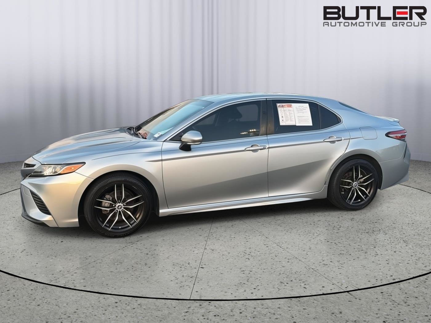 Used 2018 Toyota Camry SE w/ Convenience Package FWD image 3