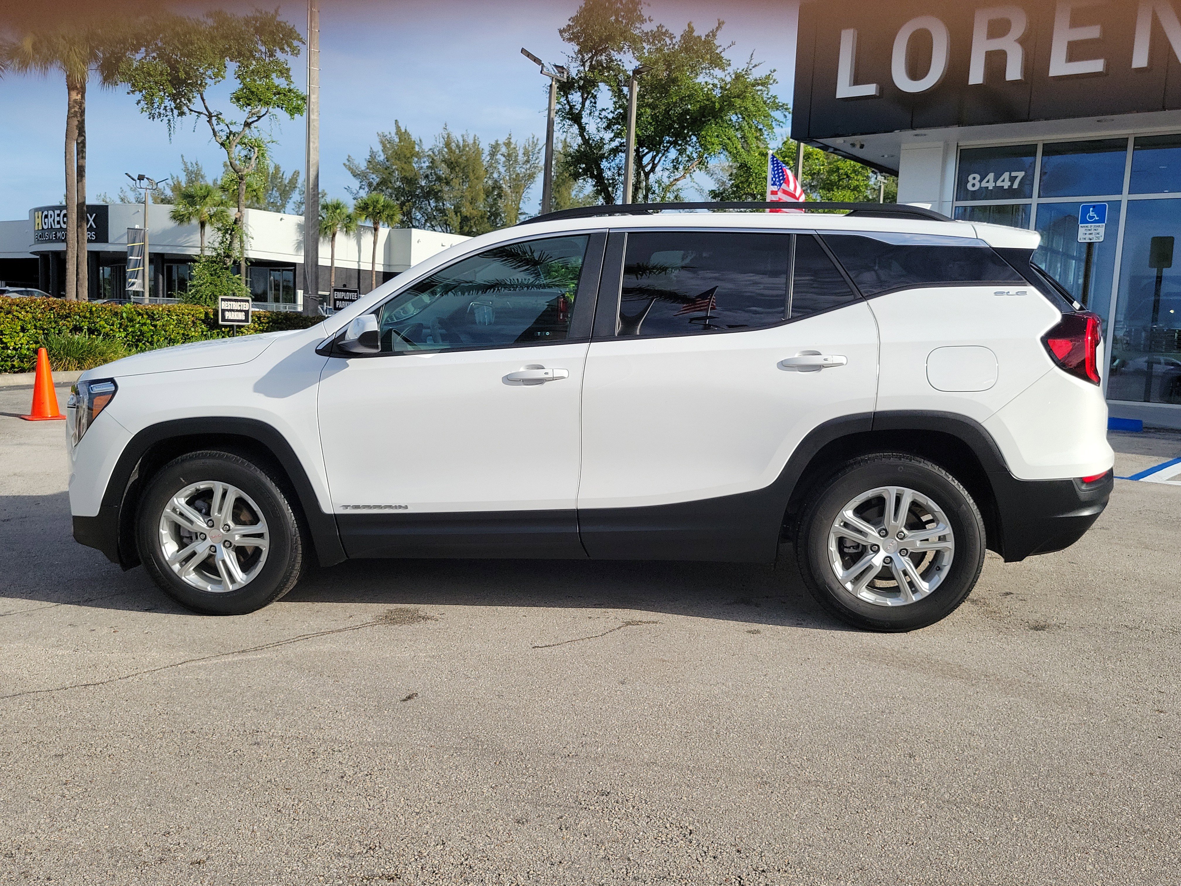 Used 2023 GMC Terrain SLE w/ Driver Convenience Package FWD image 8