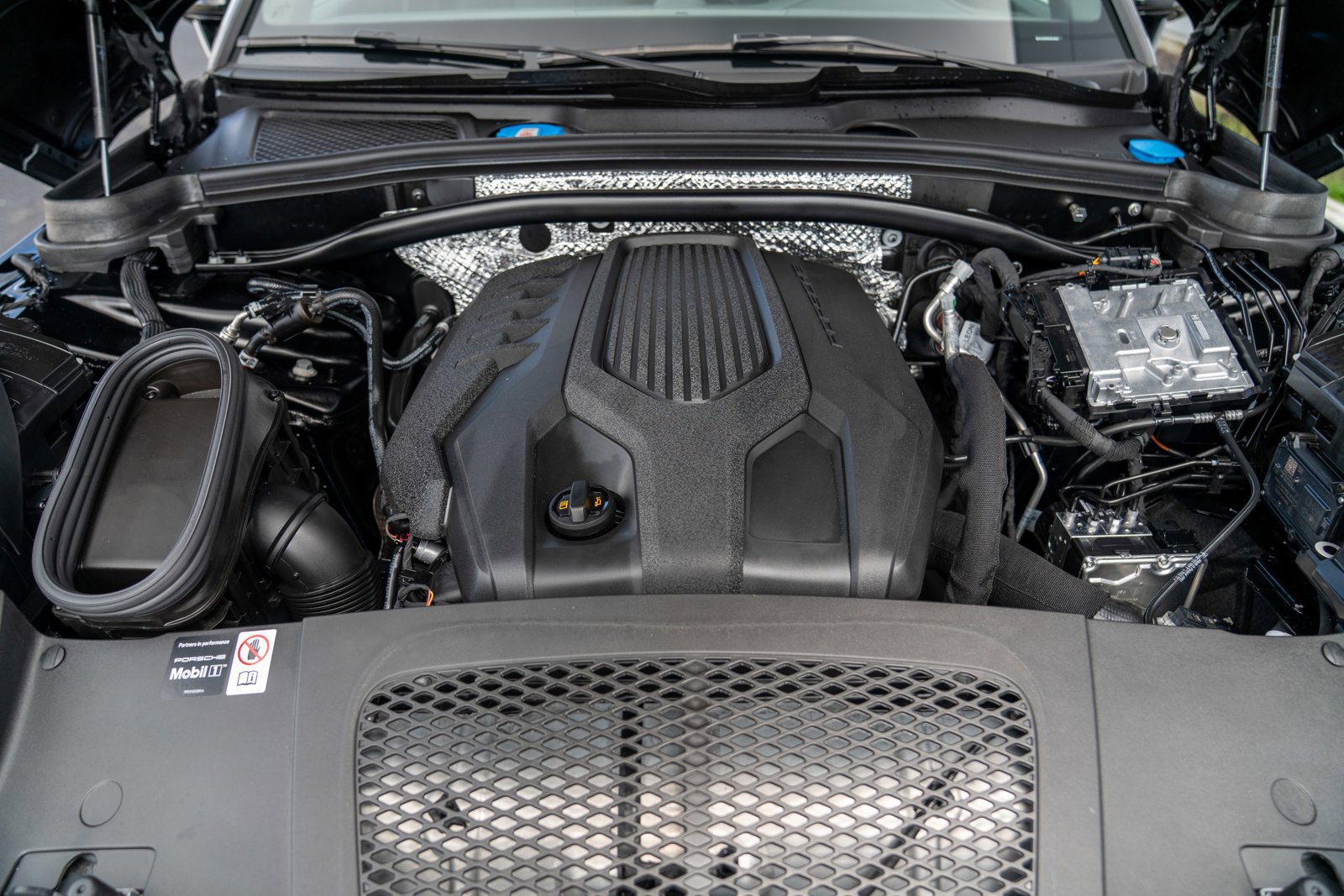 Certified 2025 Porsche Macan image 29