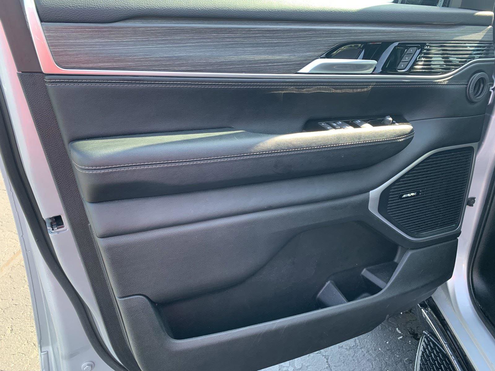 Used 2024 Jeep Wagoneer Series III image 16