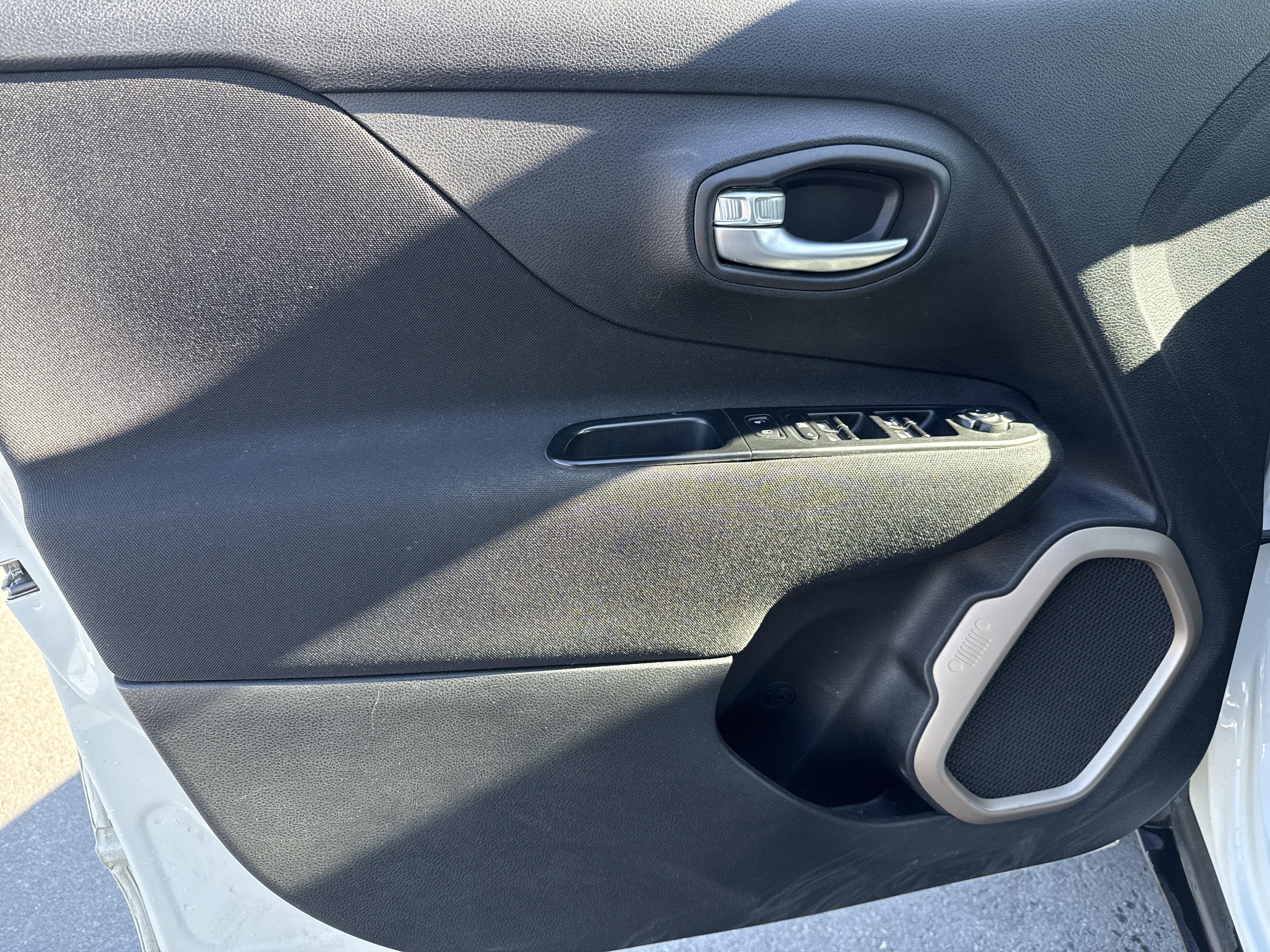 Used 2016 Jeep Renegade Latitude w/ Cold Weather Group image 15