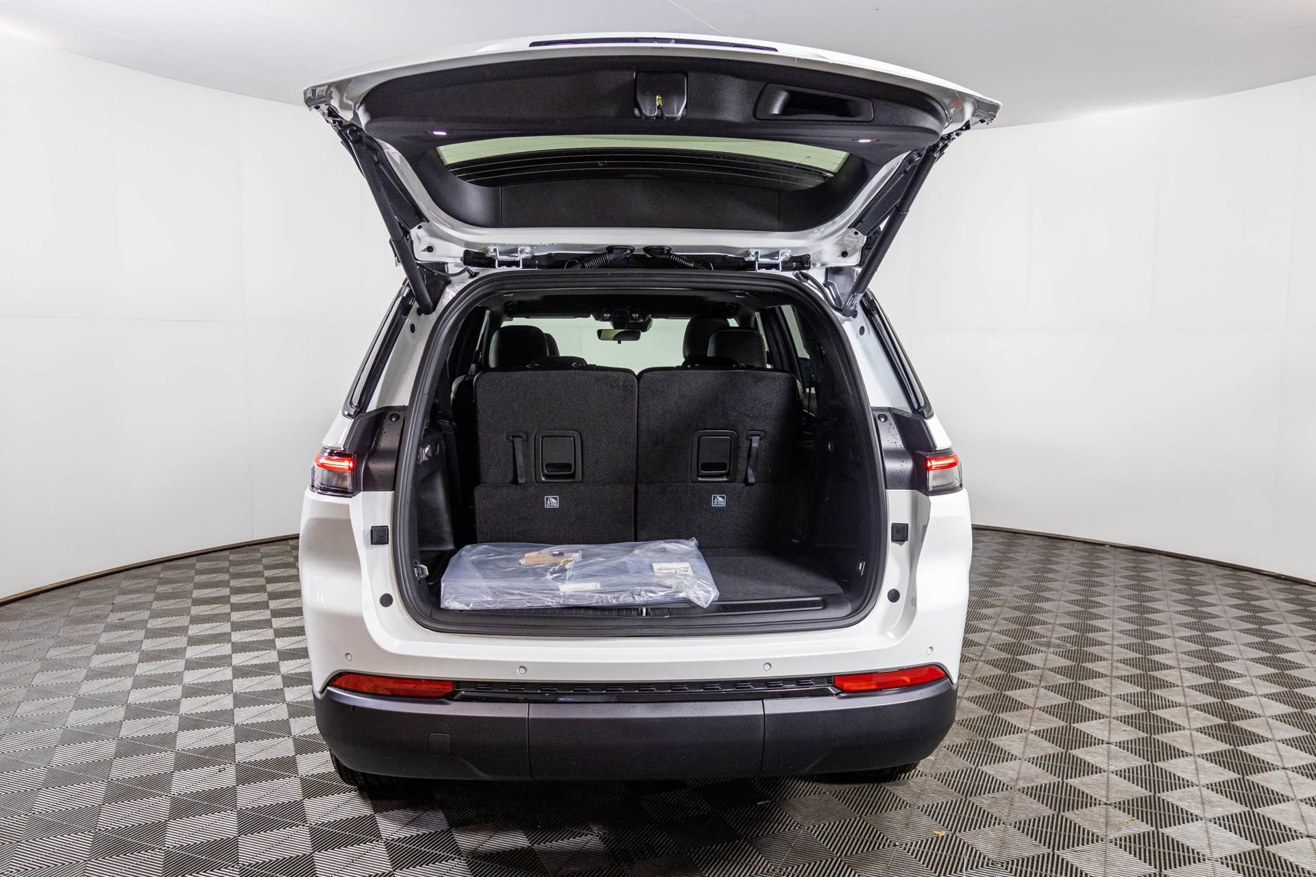 New 2025 Jeep Grand Cherokee L Altitude image 34