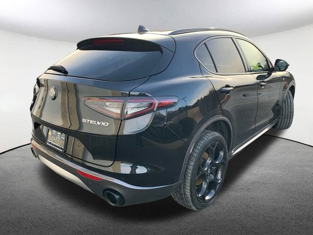 Used 2024 Alfa Romeo Stelvio Ti w/ Performance Driving Package AWD/4WD image 13