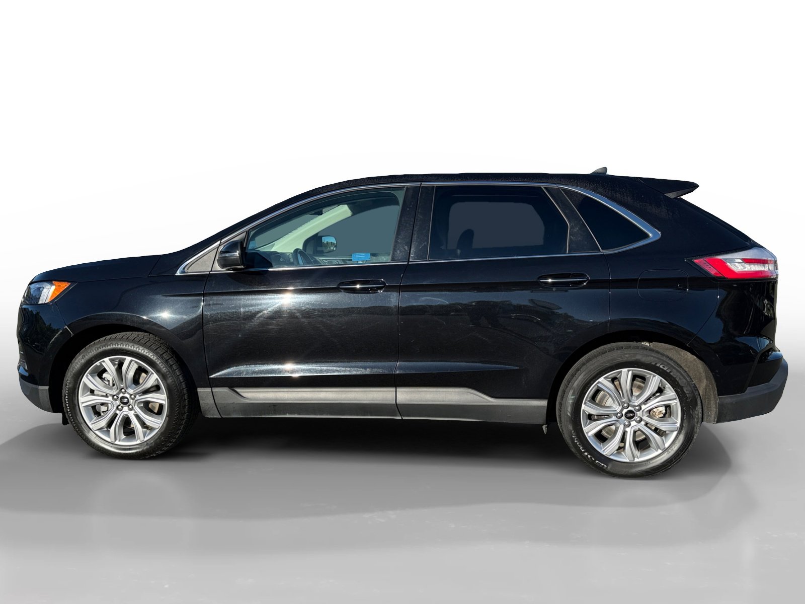 Used 2023 Ford Edge Titanium image 2