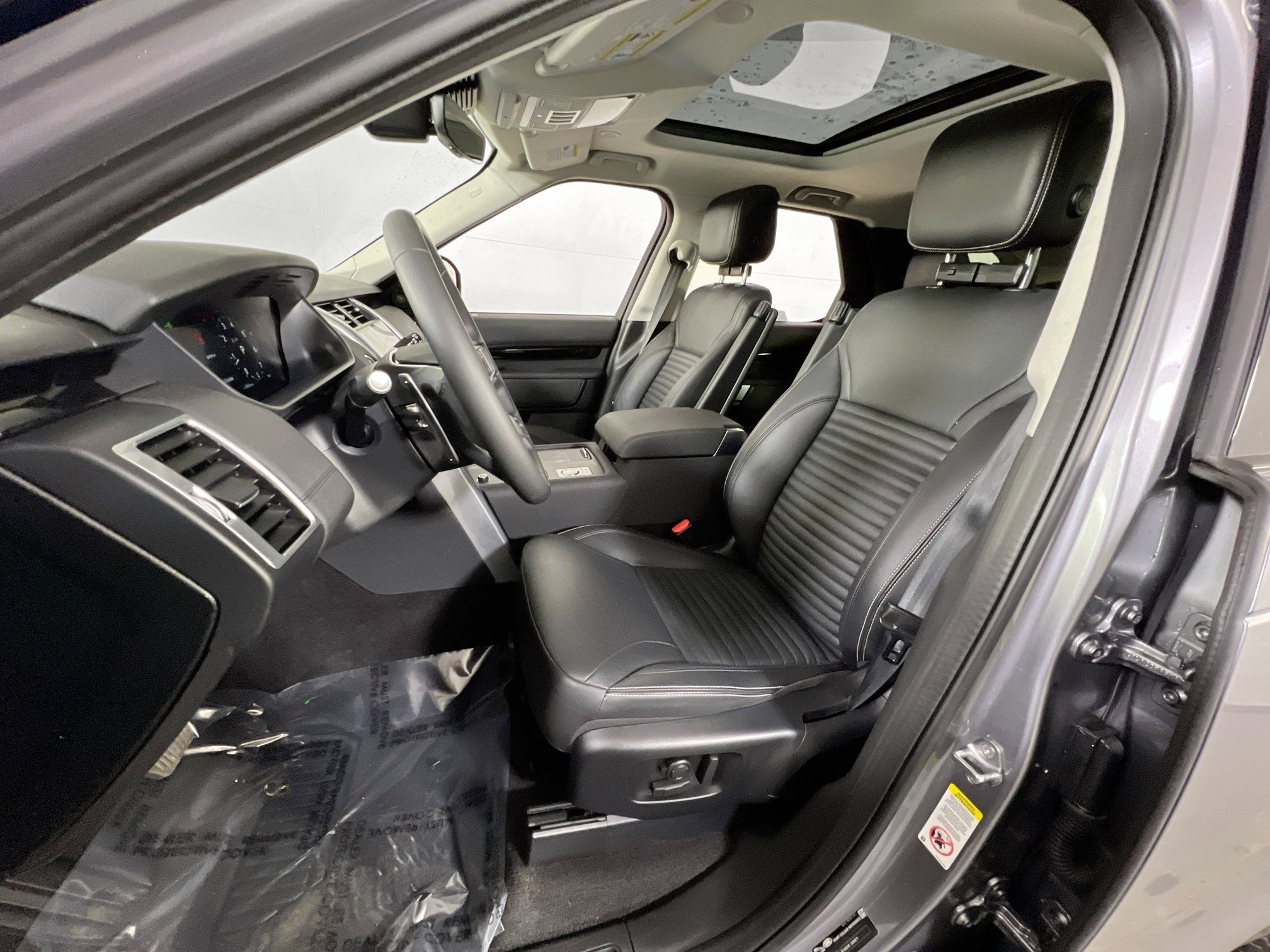 Used 2024 Land Rover Discovery S image 22