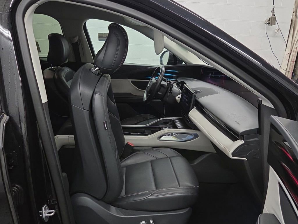 Used 2024 Lincoln Nautilus Premier image 10
