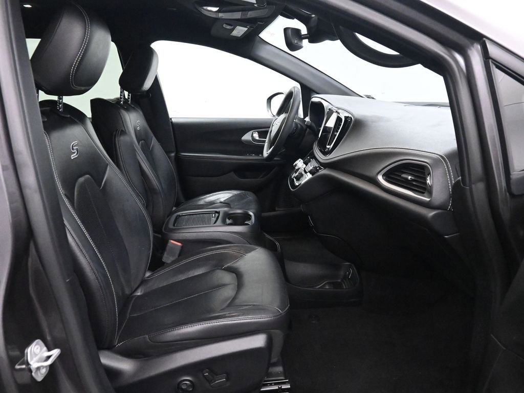 Used 2022 Chrysler Pacifica Touring-L w/ Uconnect Theater Family Group image 26