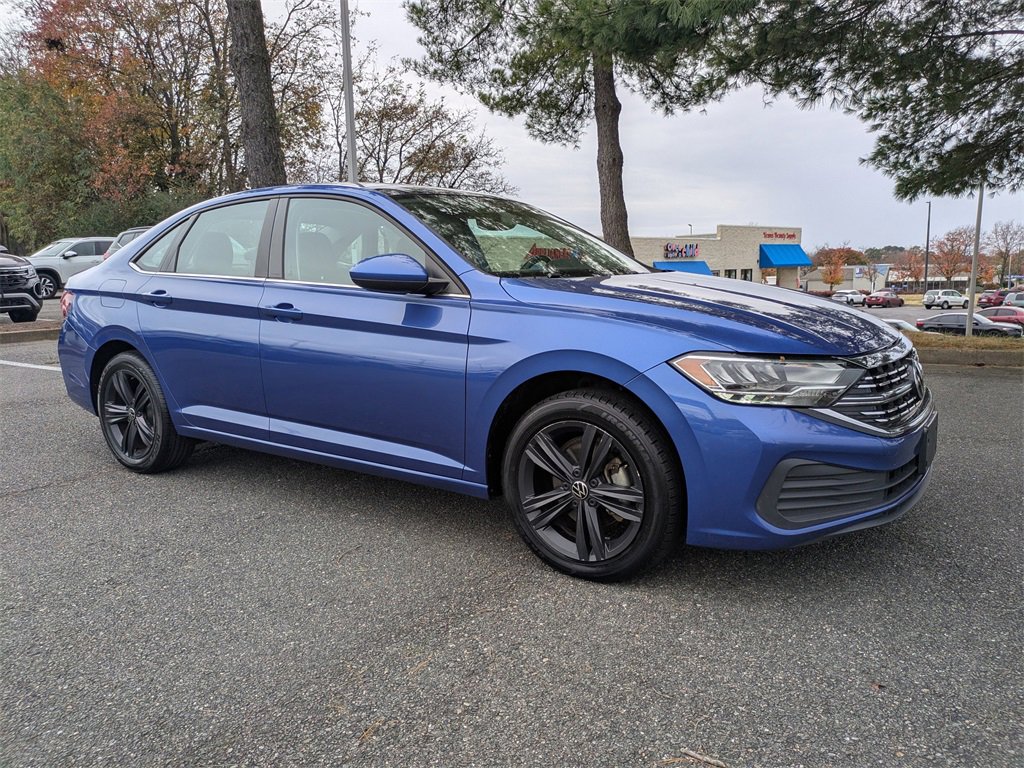 Used 2023 Volkswagen Jetta SE image 2