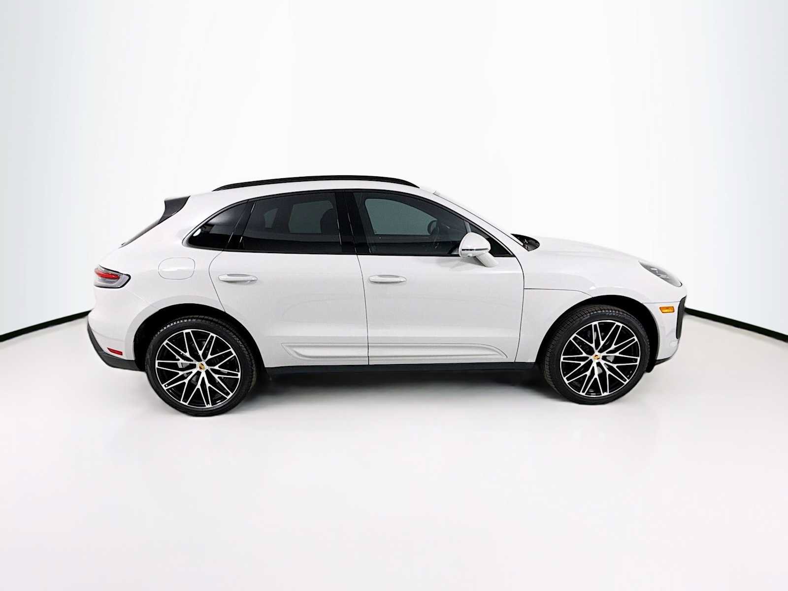 Certified 2025 Porsche Macan AWD/4WD image 8